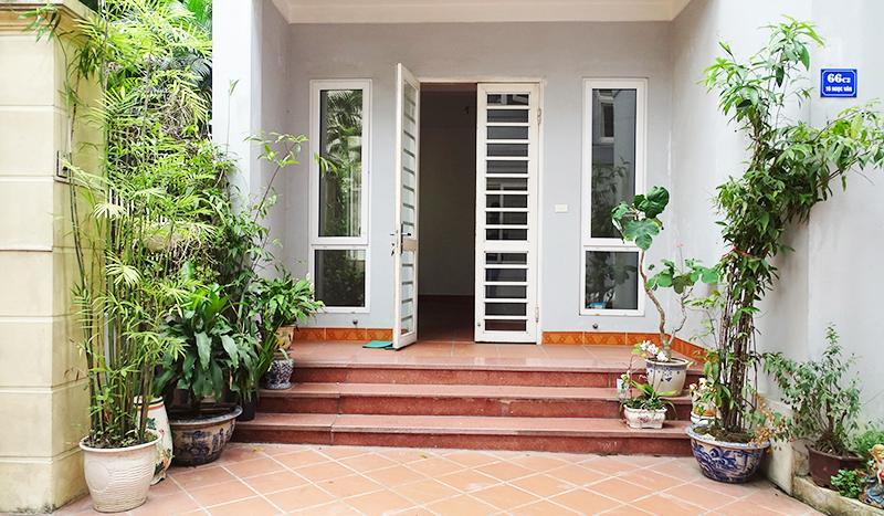 A classic five-floor house Tay Ho, To Ngoc Van for rent