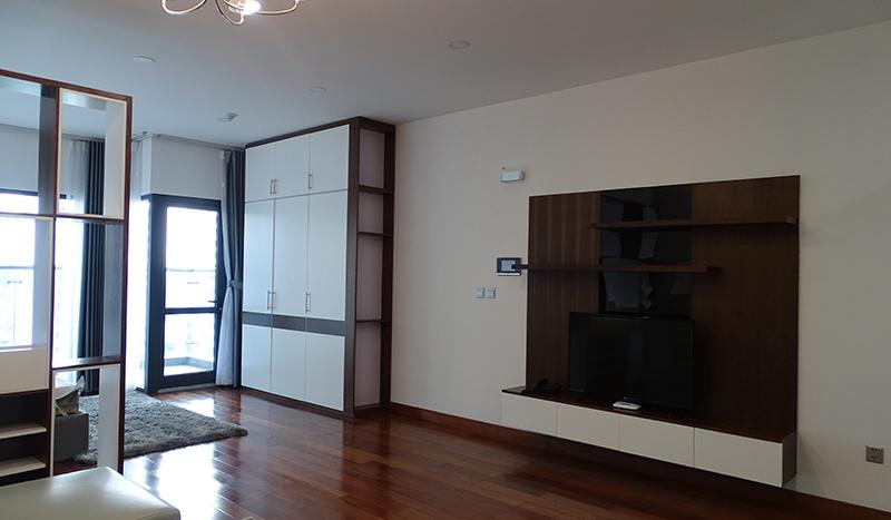 Deluxe three-bedroom serviced apartment Cau Giay, Phung Chi Kien