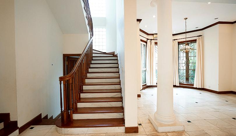 Unfurnished French-style villa for rent in Tay ho | To Ngoc Van