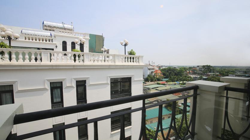 Three-bedroom serviced apartment Westlake near To Ngoc Van Str