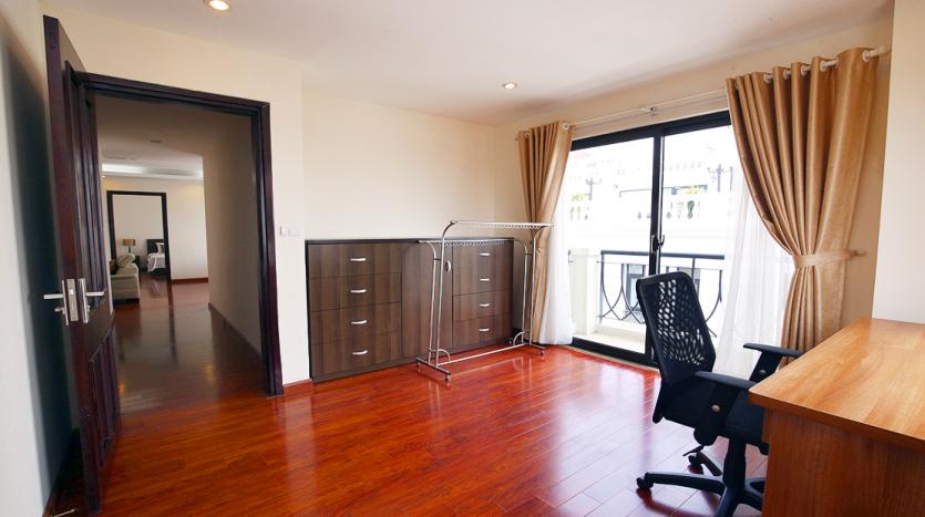 Three-bedroom serviced apartment Westlake near To Ngoc Van Str