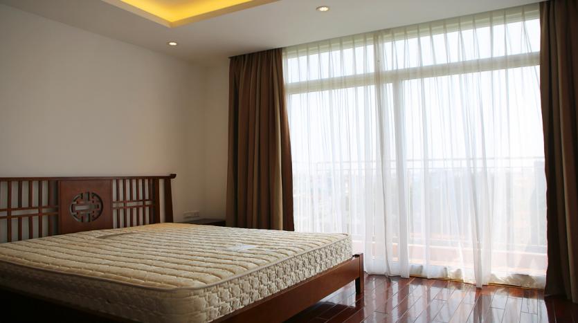 Lake-view three-bedroom serviced apartment Tay Ho