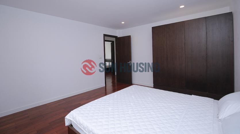 Luxurious apartment Tay Ho to let with 3 bedrooms, lake view open view balcony
