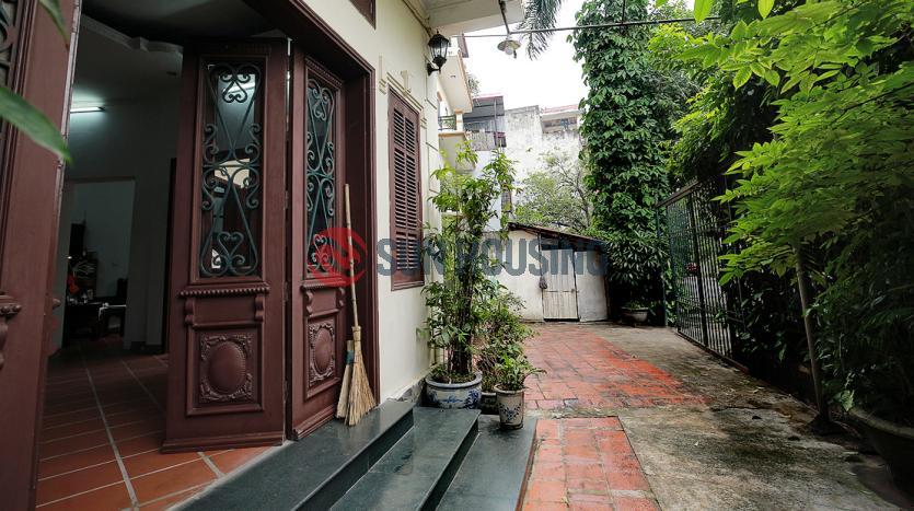 house to let in Tay Ho with 5 bedrooms, terrace, yard, lake view balcony