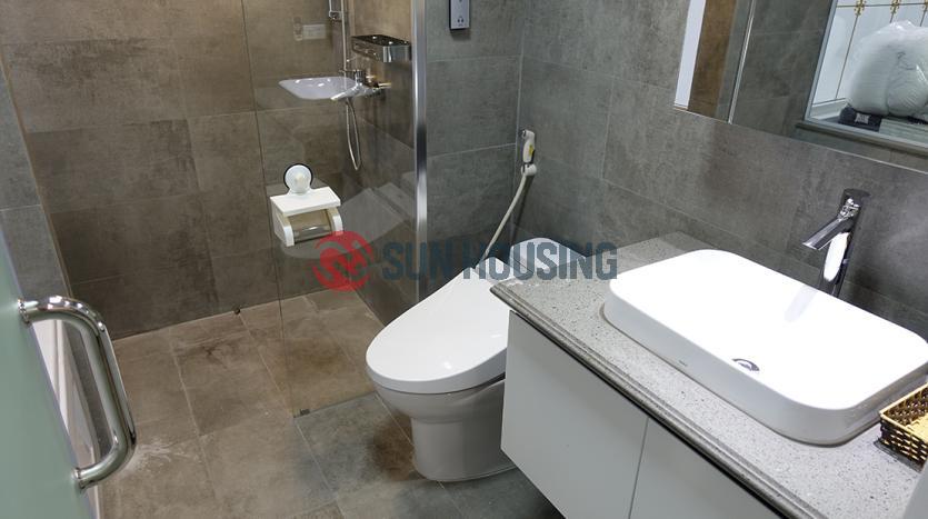 01-bed serviced apartment Ba Dinh with totally white decor