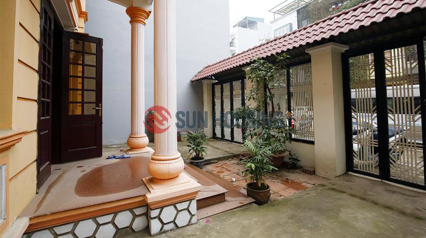 03-floor house in Westlake with 4 bedrooms and large courtyard