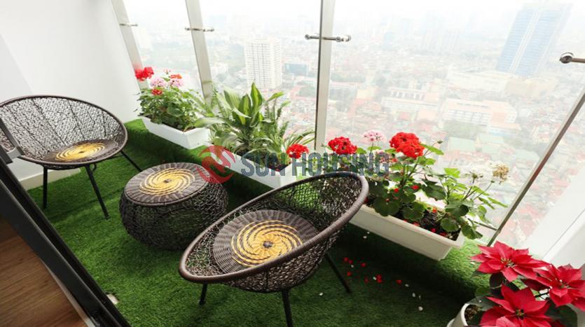 Apartment Vinhomes Metropolis Balcony with artificial grass