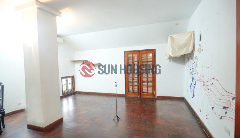 House in Tay Ho, To Ngoc Van, 360m2 with 4 bedrooms