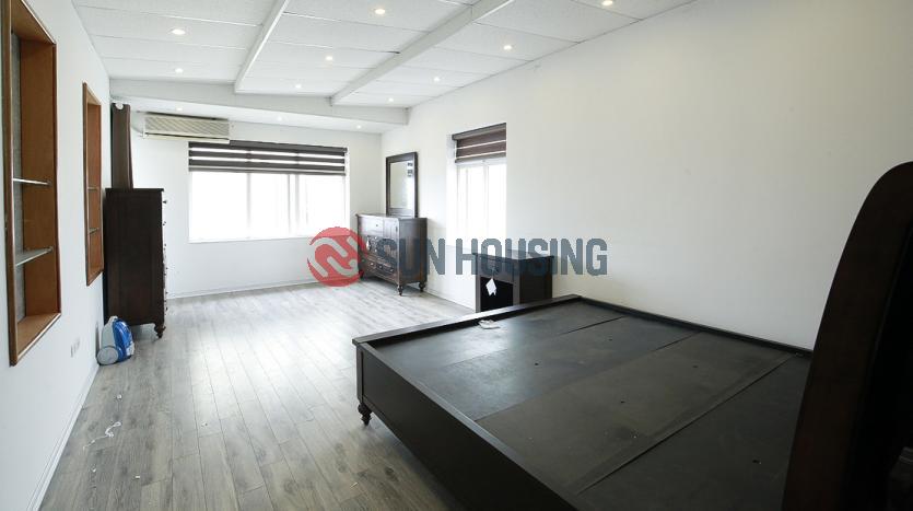 Duplex serviced apartment in Tay Ho 03-bed with balcony