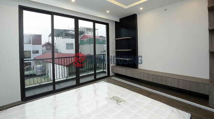 Large serviced apartment in Tay Ho with airy balcony