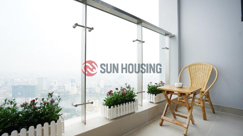 Lake-viewing flowery balcony apartment in Metropolis for rent