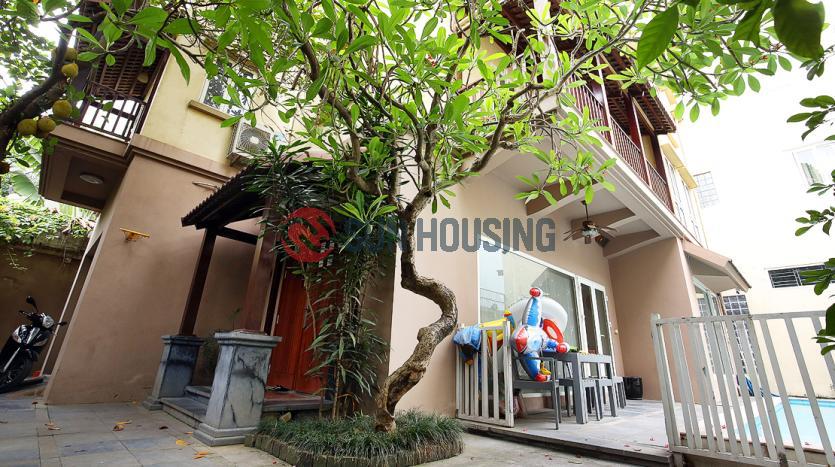 Swimming pool Villa with garden for rent in Tay Ho, private area