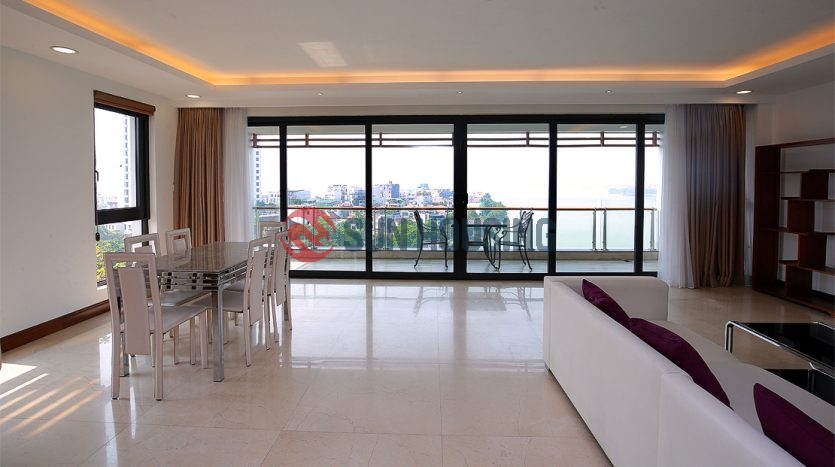 200m2, 3 bedroom apartment on Xuan Dieu with 3 bathrooms.