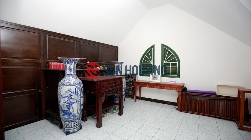 A local Tay Ho 5 bedroom house for rent in Au Co