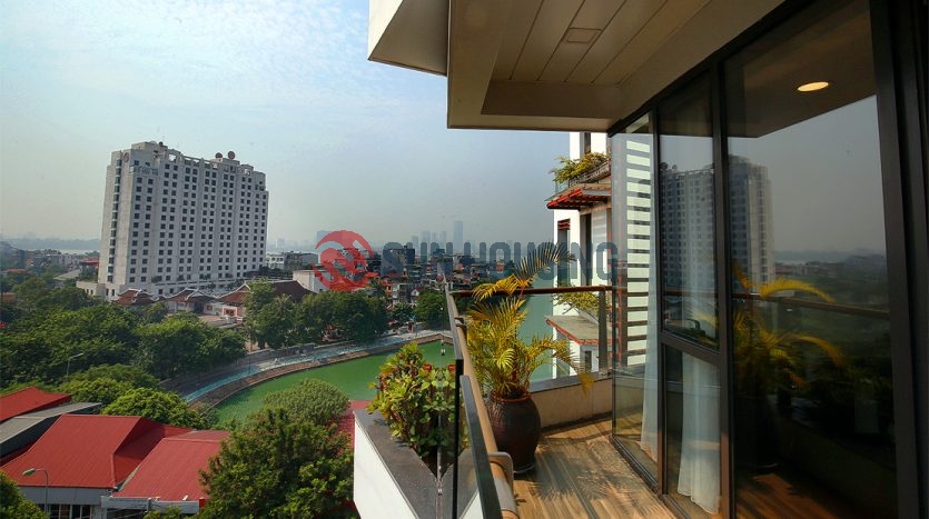 200m2, 3 bedroom apartment on Xuan Dieu with 3 bathrooms.