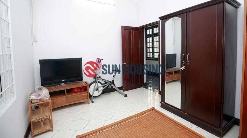 A local Tay Ho 5 bedroom house for rent in Au Co