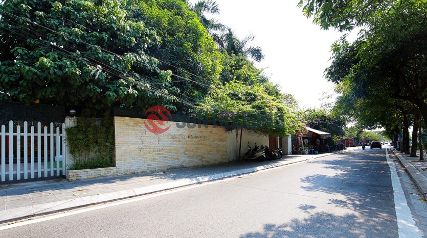 Large property in Tay Ho. 700m2 with 2 stories and a parking lot