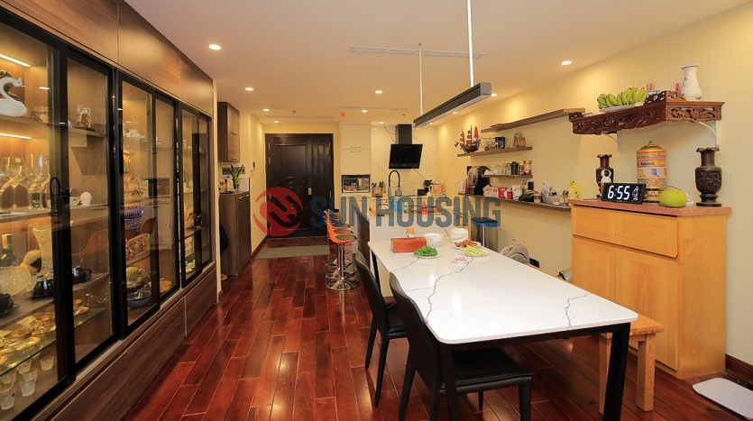 Large apartment in D Le Roi Soleil. Hardwood flooring and a kitchen island.