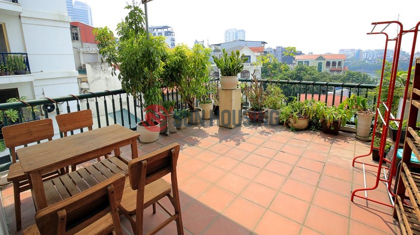 2 bedroom apartment in Ba Dinh, Tay Ho. Lake view from your balcony.