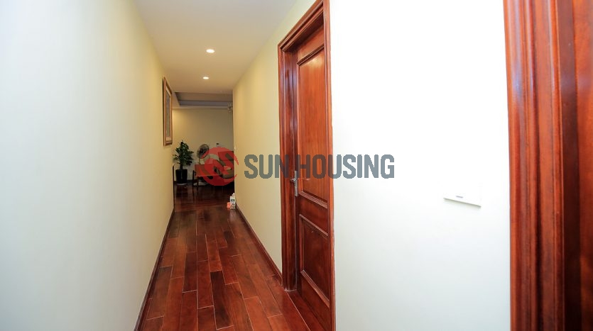 Large apartment in D Le Roi Soleil. Hardwood flooring and a kitchen island.