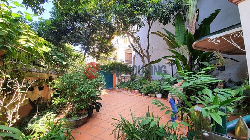Larger garden and swimming pool villa 4 bedrooms in Xuan Dieu for rent