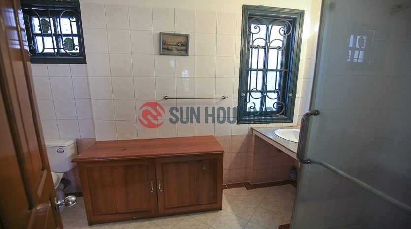 Beautiful house 3 bedrooms in Lac Long Quan street for rent (1)