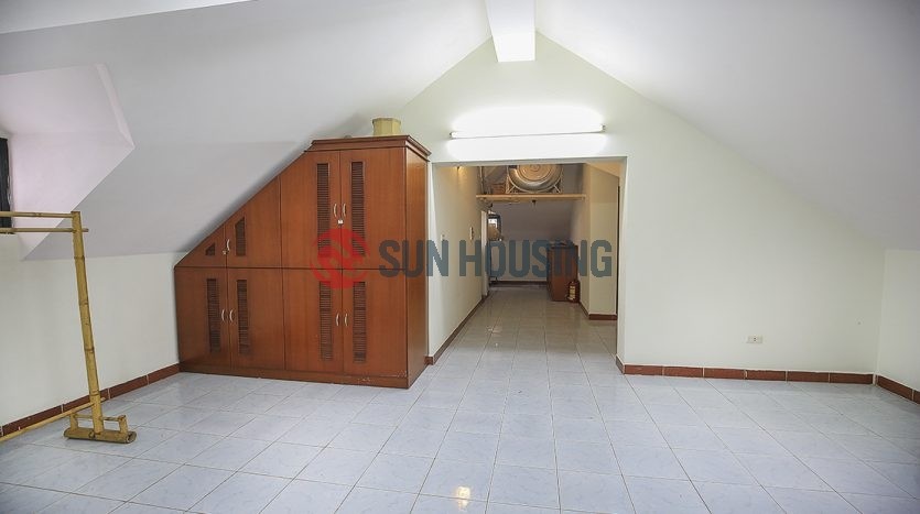 Beautiful house 3 bedrooms in Lac Long Quan street for rent (17)