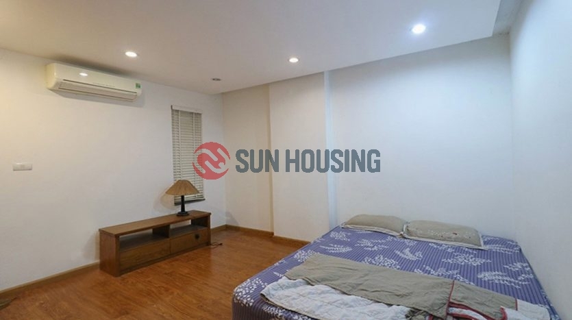 Rent a big 2 bedroom apartment in Truc Bach, Ba Dinh. Good price /w high floor.