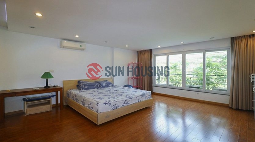 Rent a big 2 bedroom apartment in Truc Bach, Ba Dinh. Good price /w high floor.