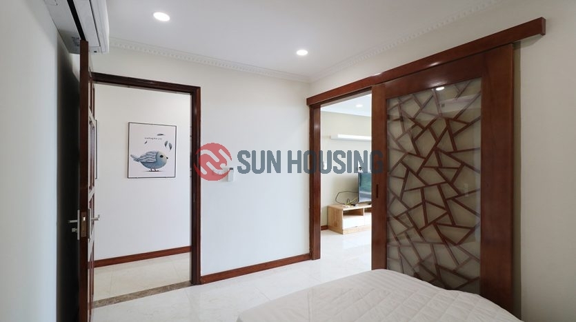 Truc Bach lake view 02 bedrooms service apartment in Tran Vu street for lease. (3)