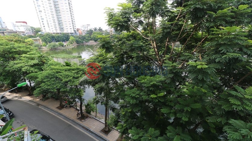 Truc Bach lake view 02 bedrooms service apartment in Tran Vu street for lease. (3)