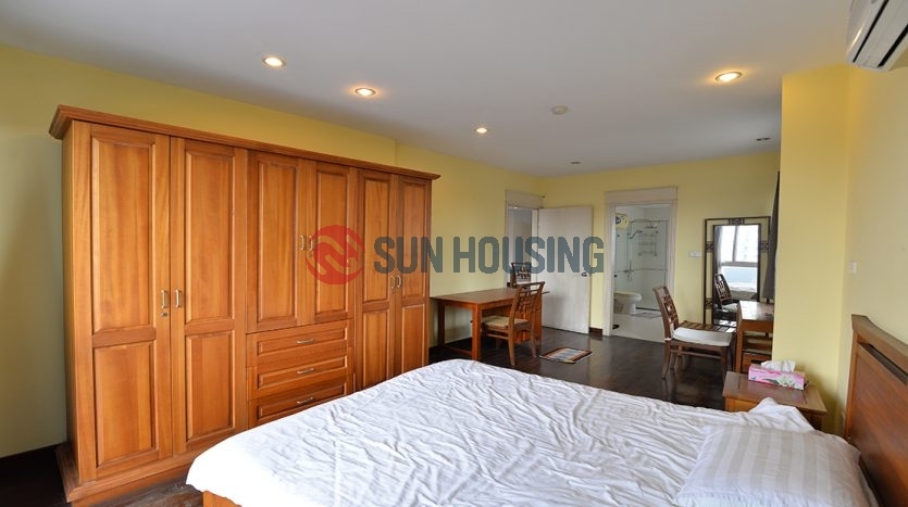 Truc Bach lake view 3 bedrooms service apartment in Tran Vu street, Ba Dinh dist, Ha Noi rental from now.