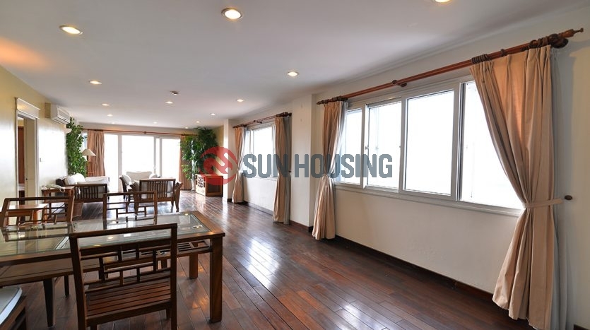 Truc Bach lake view 3 bedrooms service apartment in Tran Vu street, Ba Dinh dist, Ha Noi rental from now.