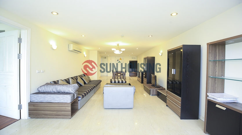 Modernly 3 bedrooms apartment in P building Ciputra for rent.