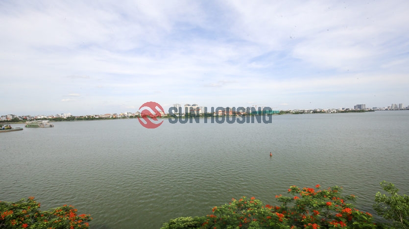 Beautiful West Lake view and modern style 02 bedrooms apartment in Nhat Chieu street for lease.