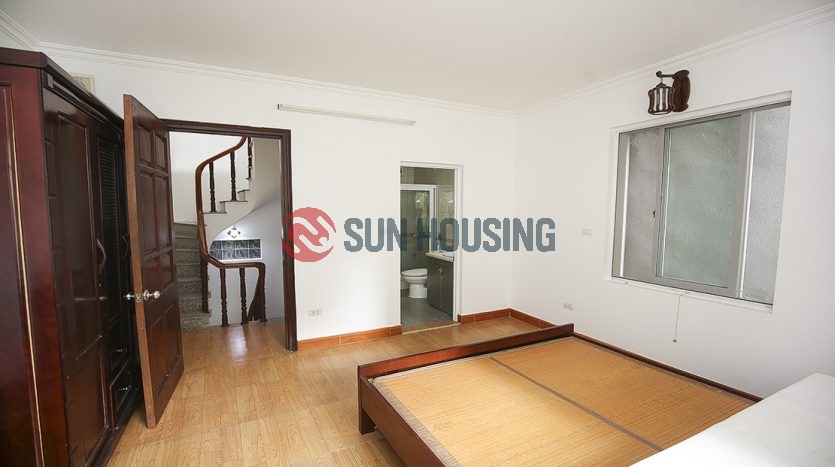 Nice house 3 bedrooms in Tay Ho for lease.