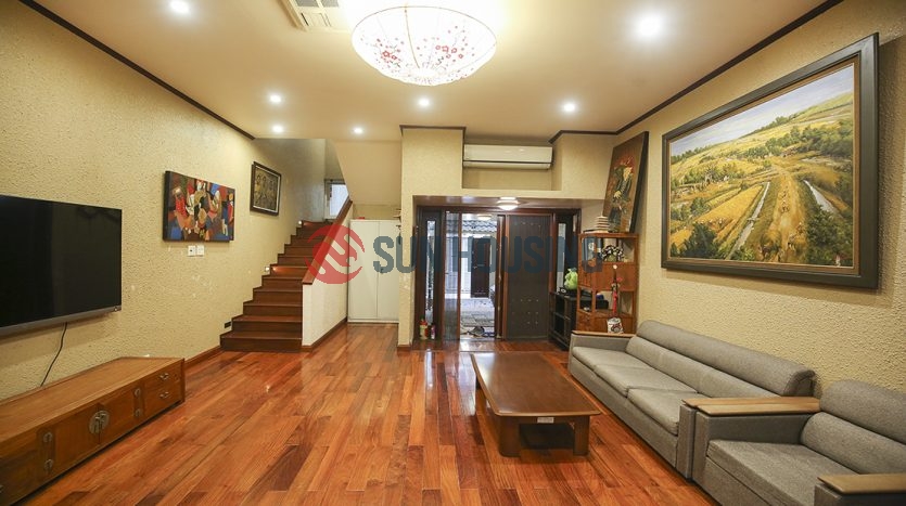 Nice house 3 bedroom located in Nghi Tam street, Tay Ho for rent.