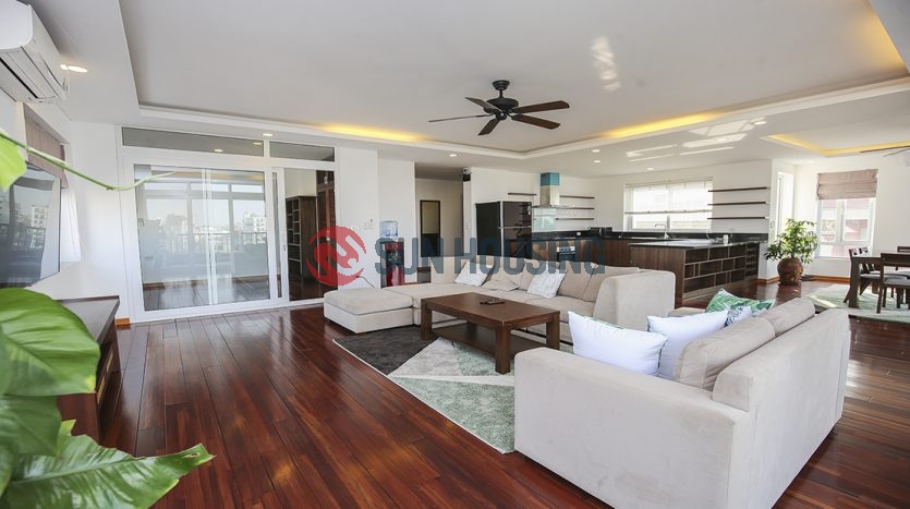 Spacious luxury 4 bedroom apartment in the area of 220 sqm, car access location