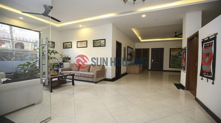 Spacious luxury 4 bedroom apartment in the area of 220 sqm, car access location