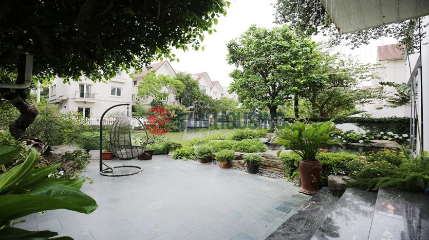 Beautiful corner, garden yard villa in Vinhome Riverside for rent.