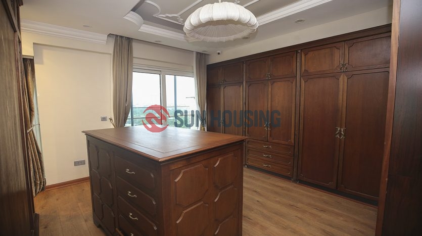 Golf course view apartment is a 267 m², 4 bedroom apartment located in L1 Tower for lease