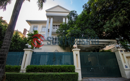 Swimming pool, a larger yard villa with 5 bedrooms in C7 block Ciputra for lease.