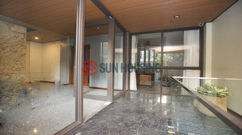 Lake views style 01 bedroom apartment in Xuan Dieu for lease